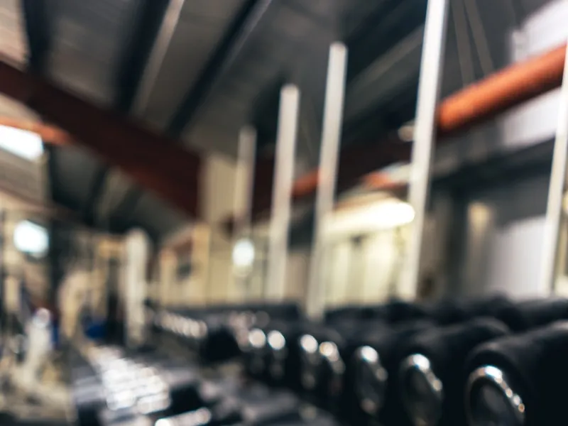 Hantelablage in einem Trainingsraum