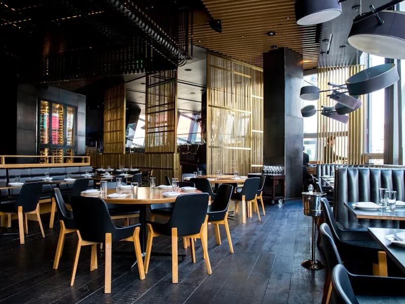 Gastraum eines Restaurants mit gedeckten Tischen
