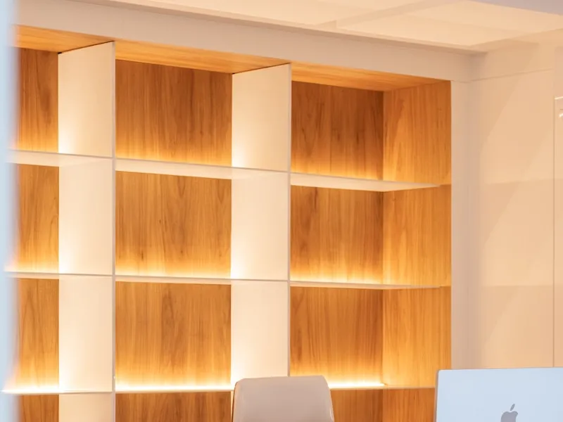 Ruhiger Empfangsbereich mit beleuchteter Holzwand